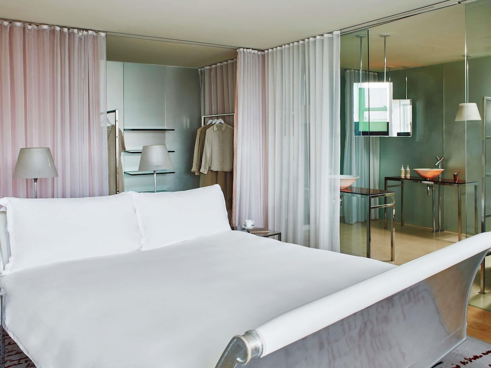 Sanderson London 13