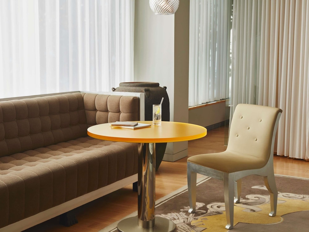 Sanderson London 19