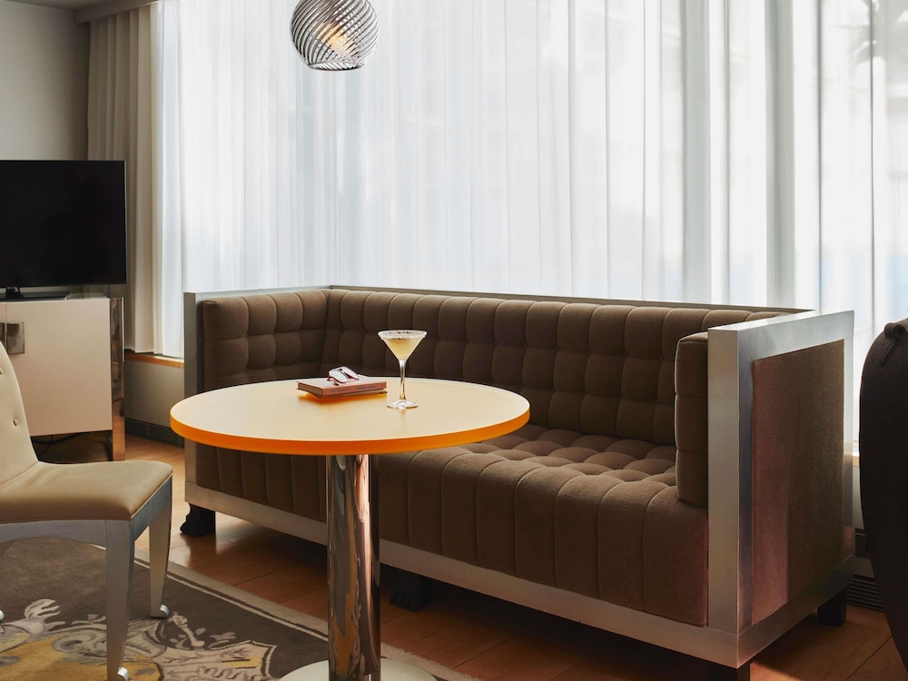 Sanderson London 17