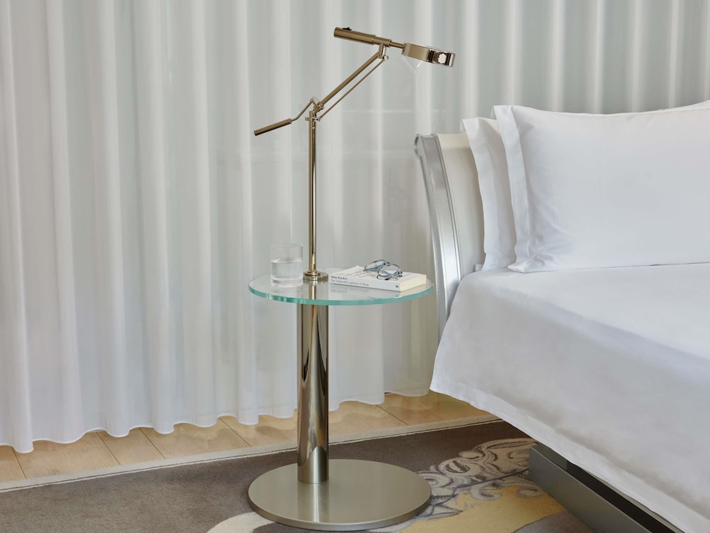 Sanderson London 22