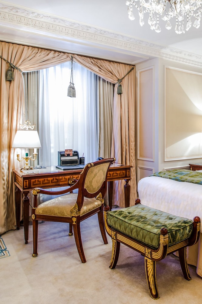 The Bentley Hotel 9