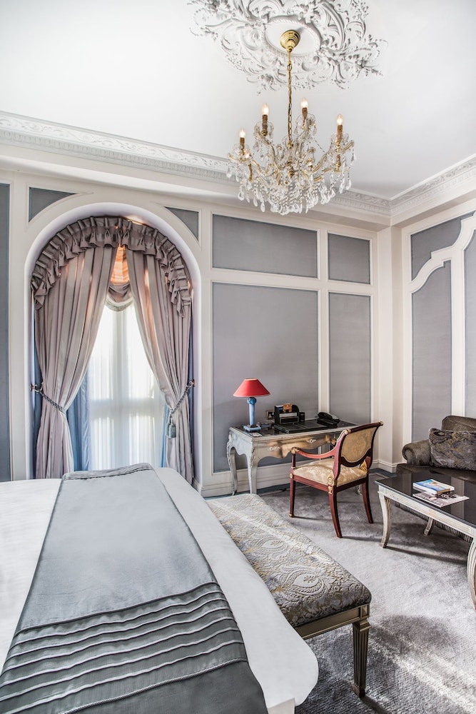 The Bentley Hotel 14