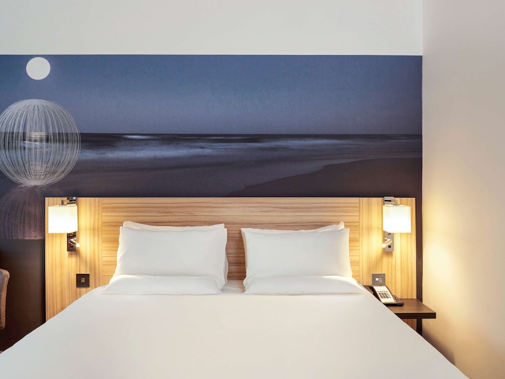 Novotel London Stansted Airport 8
