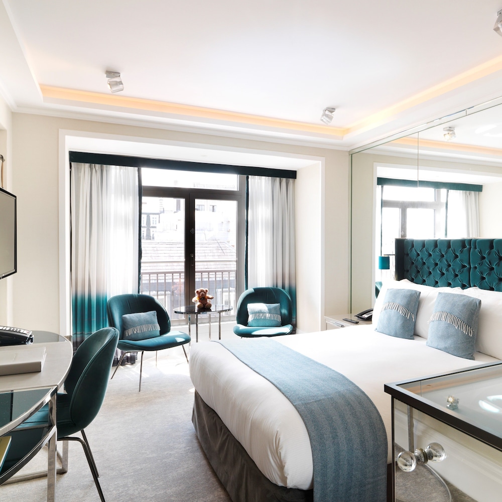 Athenaeum Hotel & Residences 18