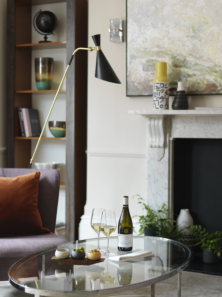 Athenaeum Hotel & Residences 6