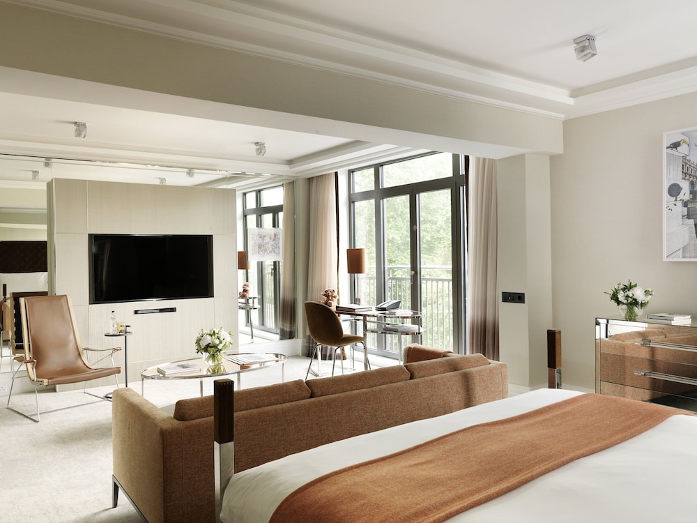 Athenaeum Hotel & Residences 10