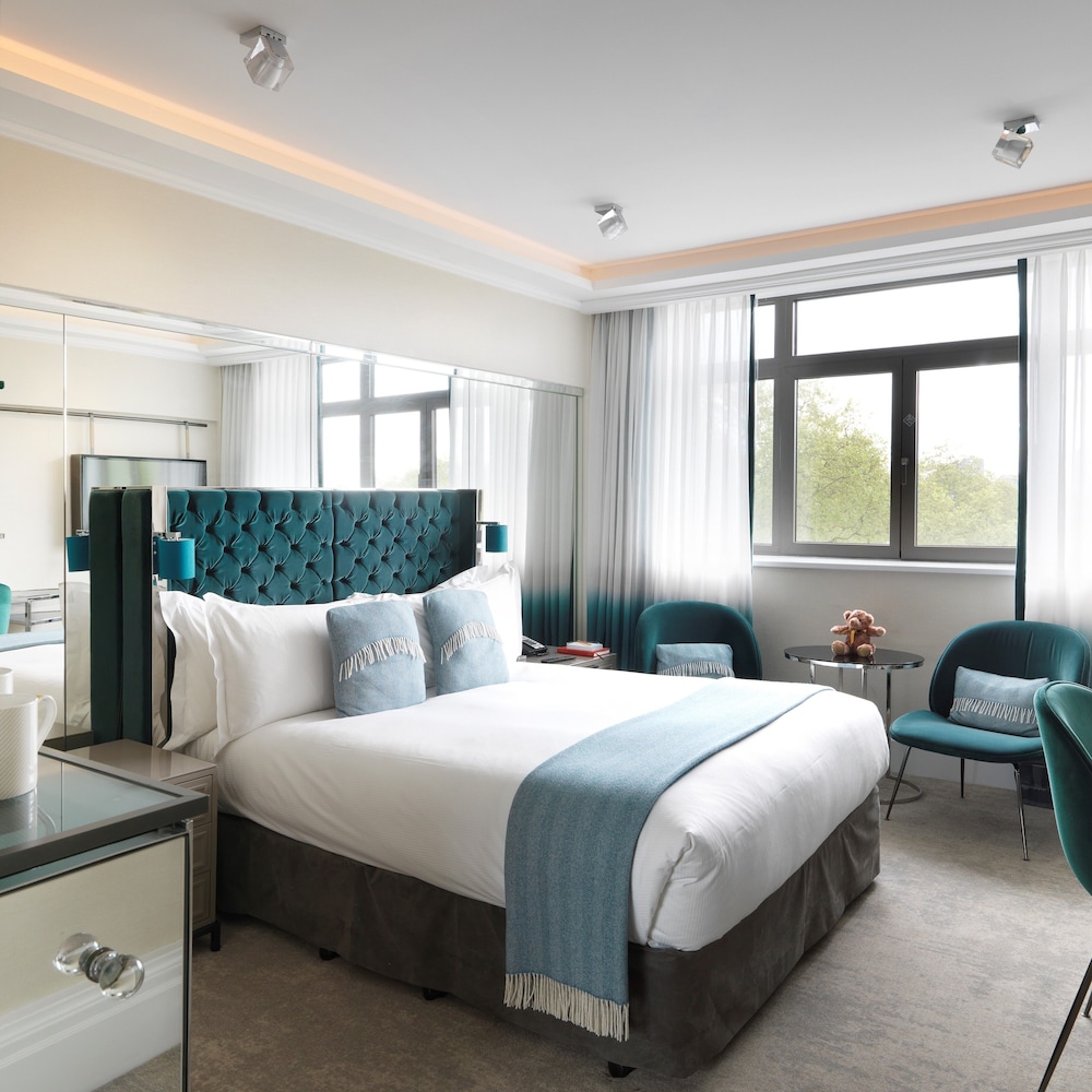 Athenaeum Hotel & Residences 17