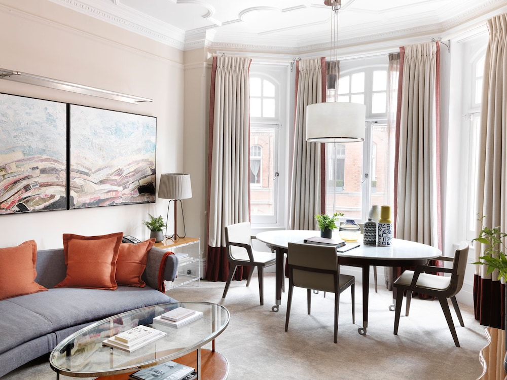 Athenaeum Hotel & Residences 7