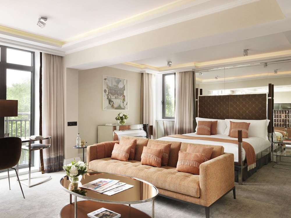 Athenaeum Hotel & Residences 11