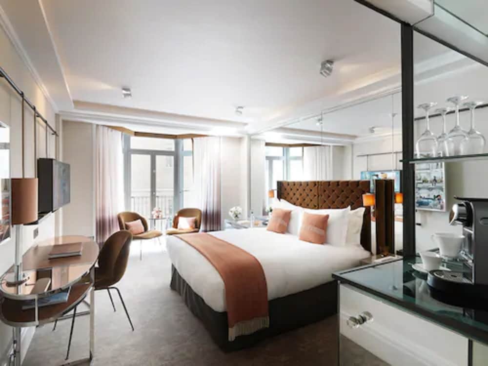 Athenaeum Hotel & Residences 15