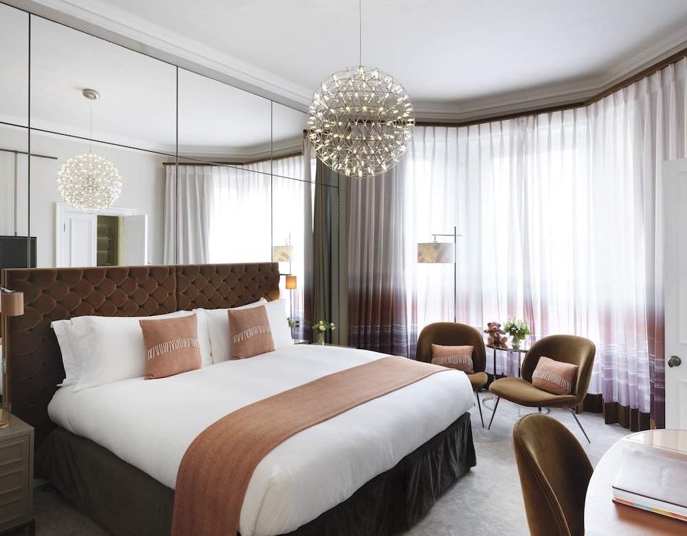 Athenaeum Hotel & Residences 5