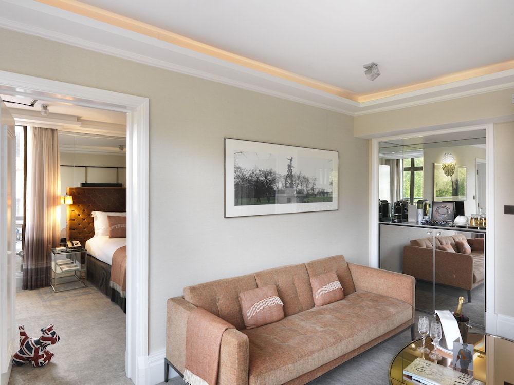 Athenaeum Hotel & Residences 22