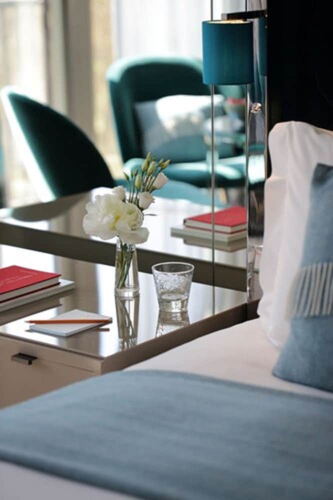 Athenaeum Hotel & Residences 14