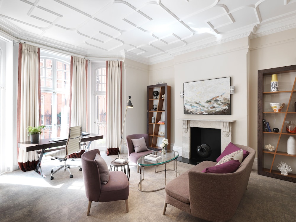 Athenaeum Hotel & Residences 8