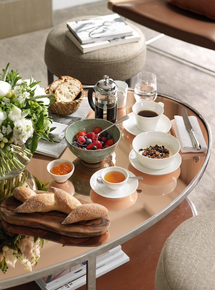 Athenaeum Hotel & Residences 23