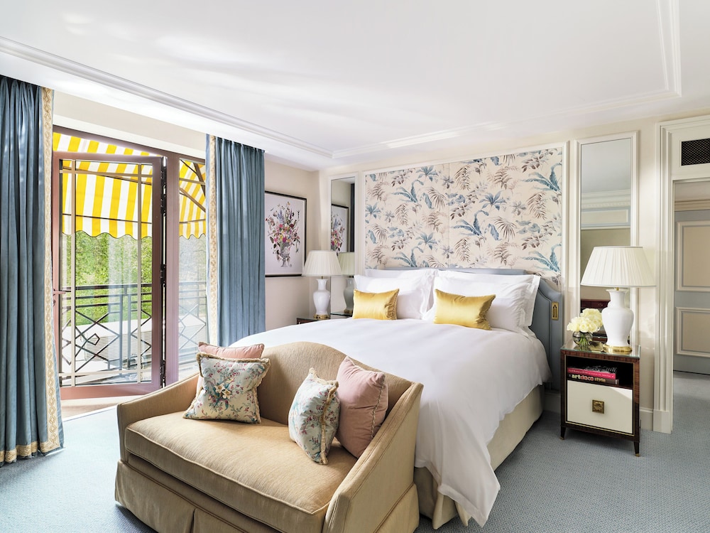 The Dorchester 13