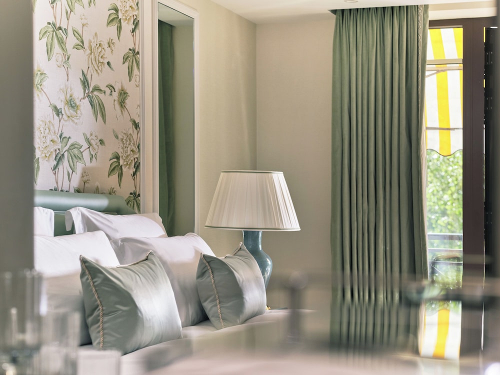 The Dorchester 15