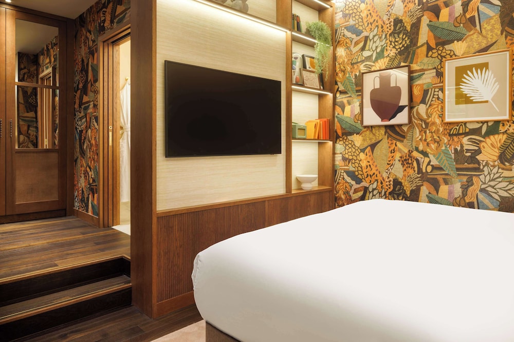 The Trafalgar St. James London, Curio Collection by Hilton 18