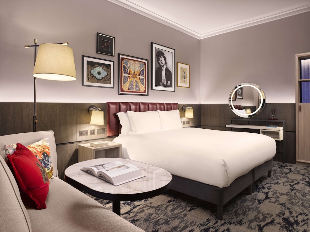 The Trafalgar St. James London, Curio Collection by Hilton 12