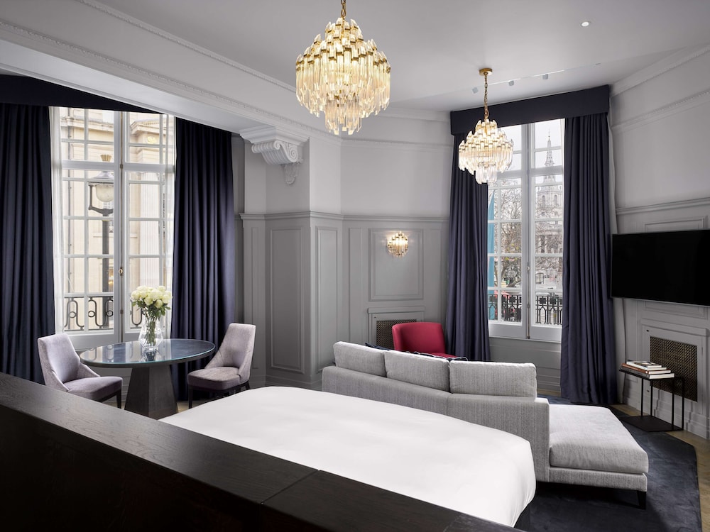 The Trafalgar St. James London, Curio Collection by Hilton 11