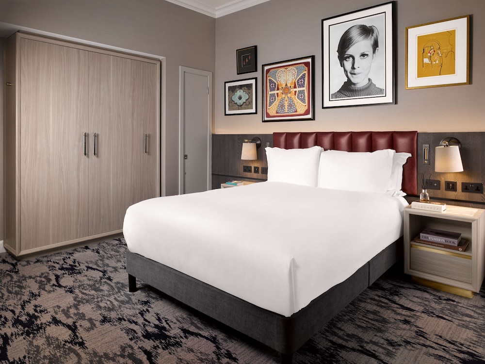 The Trafalgar St. James London, Curio Collection by Hilton 7
