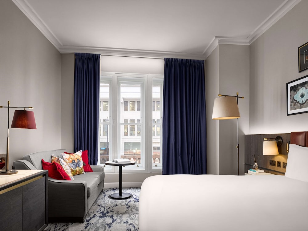 The Trafalgar St. James London, Curio Collection by Hilton 15