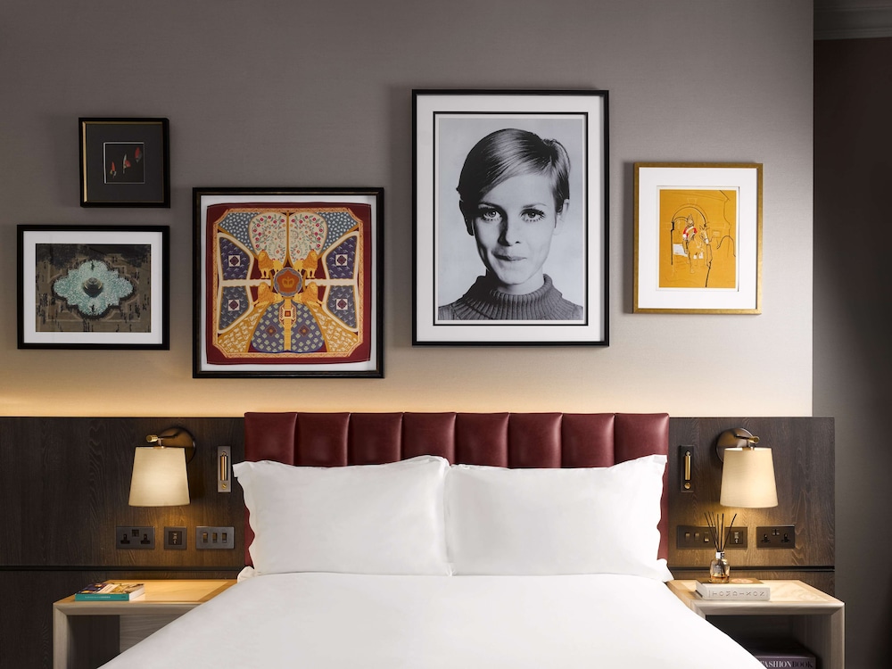 The Trafalgar St. James London, Curio Collection by Hilton 8