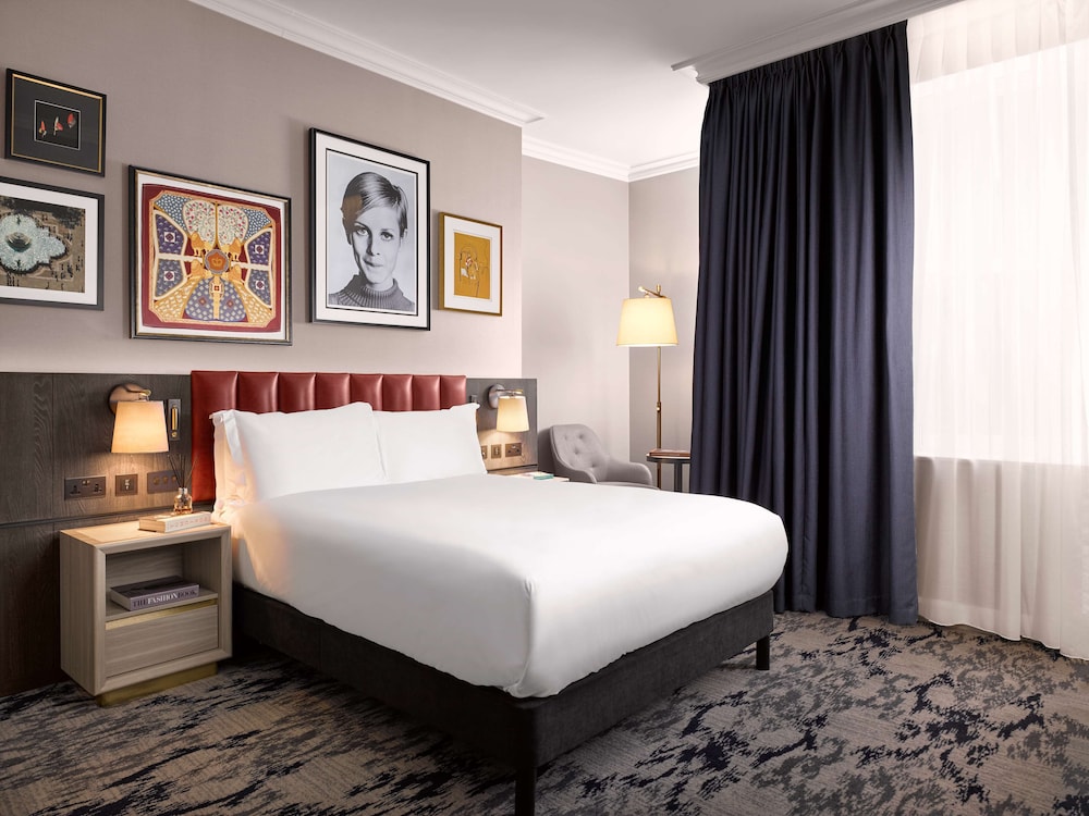 The Trafalgar St. James London, Curio Collection by Hilton 6