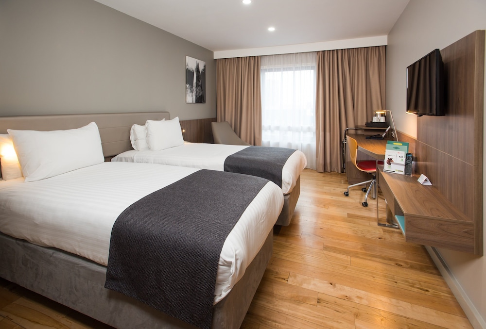 Holiday Inn London - West 19