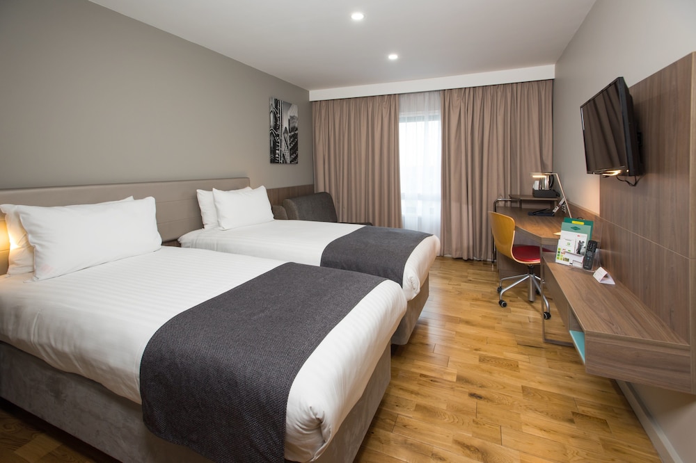 Holiday Inn London - West 13