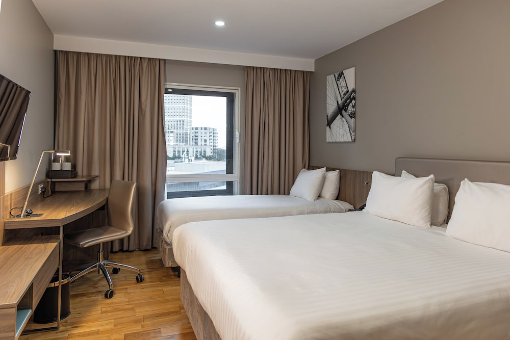 Holiday Inn London - West 23