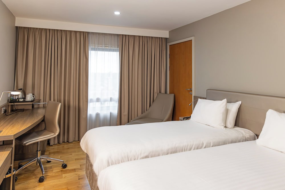 Holiday Inn London - West 24