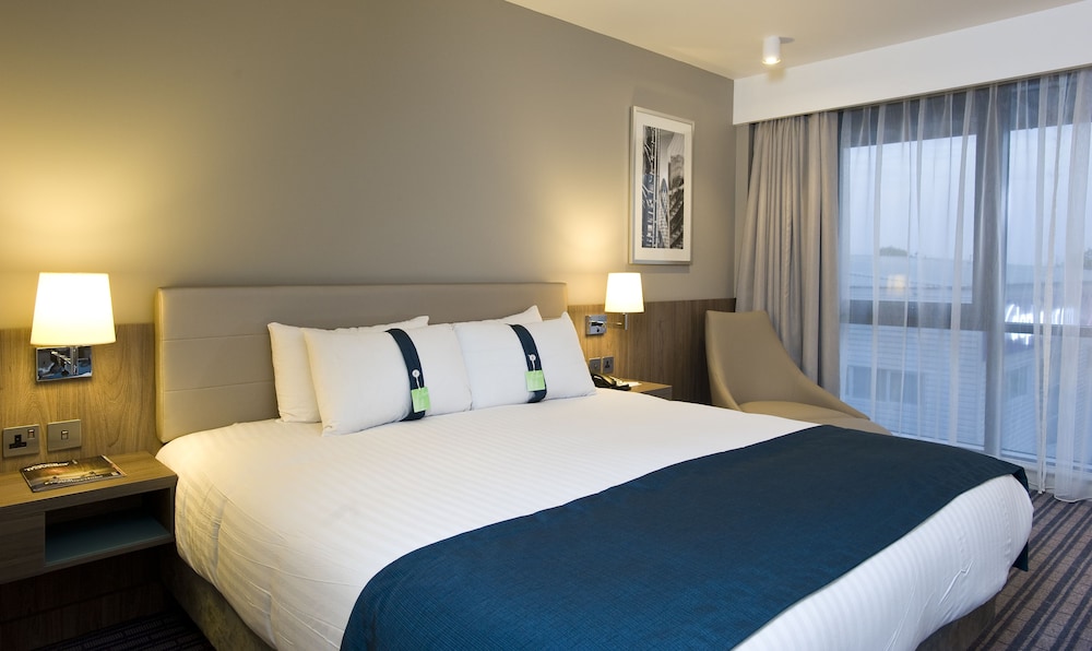 Holiday Inn London - West 12
