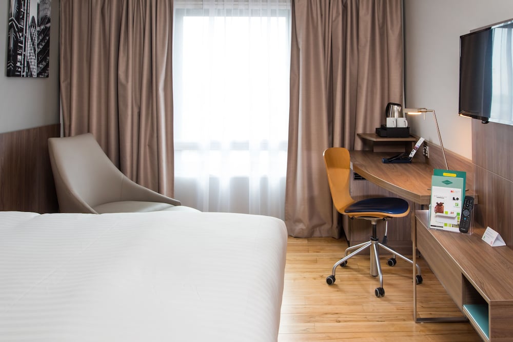 Holiday Inn London - West 9