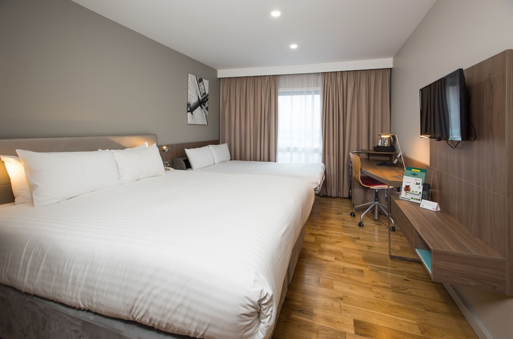 Holiday Inn London - West 16