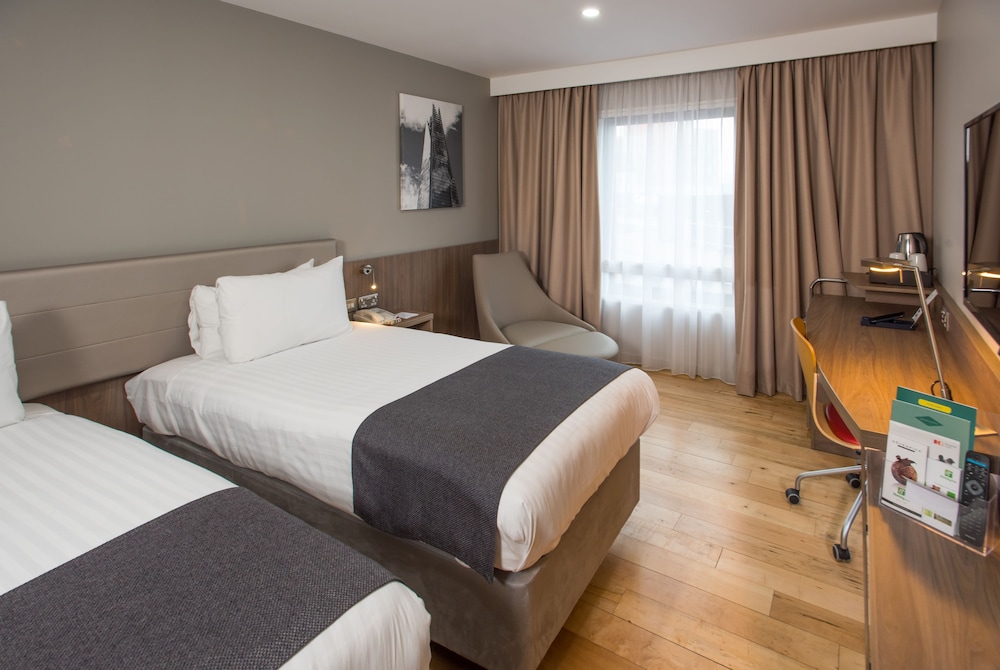Holiday Inn London - West 8