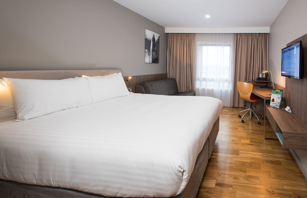 Holiday Inn London - West 17