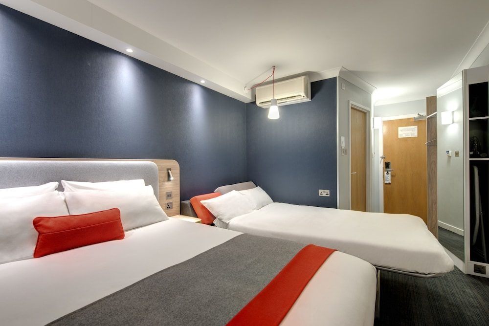 Holiday Inn Express London - Luton Airport 13