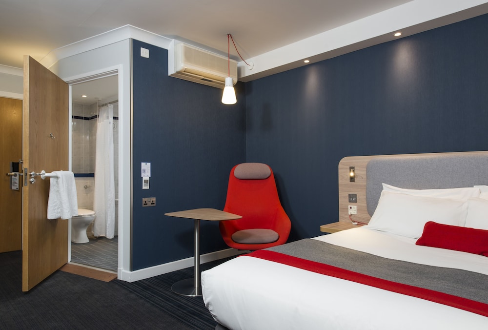 Holiday Inn Express London - Luton Airport 7