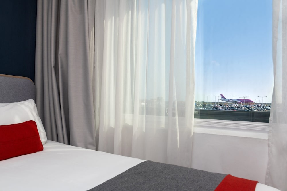 Holiday Inn Express London - Luton Airport 9