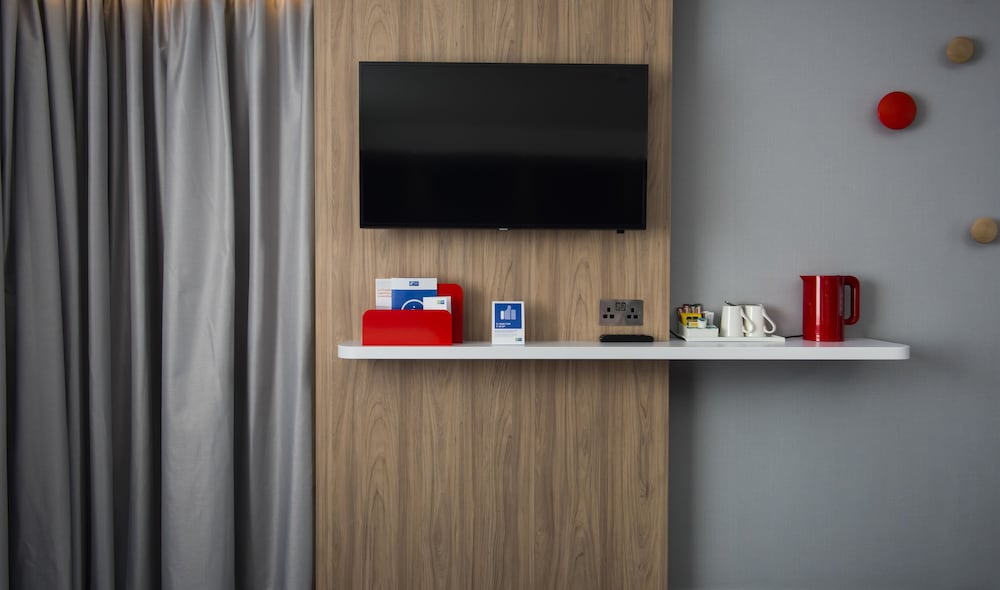 Holiday Inn Express London - Luton Airport 17
