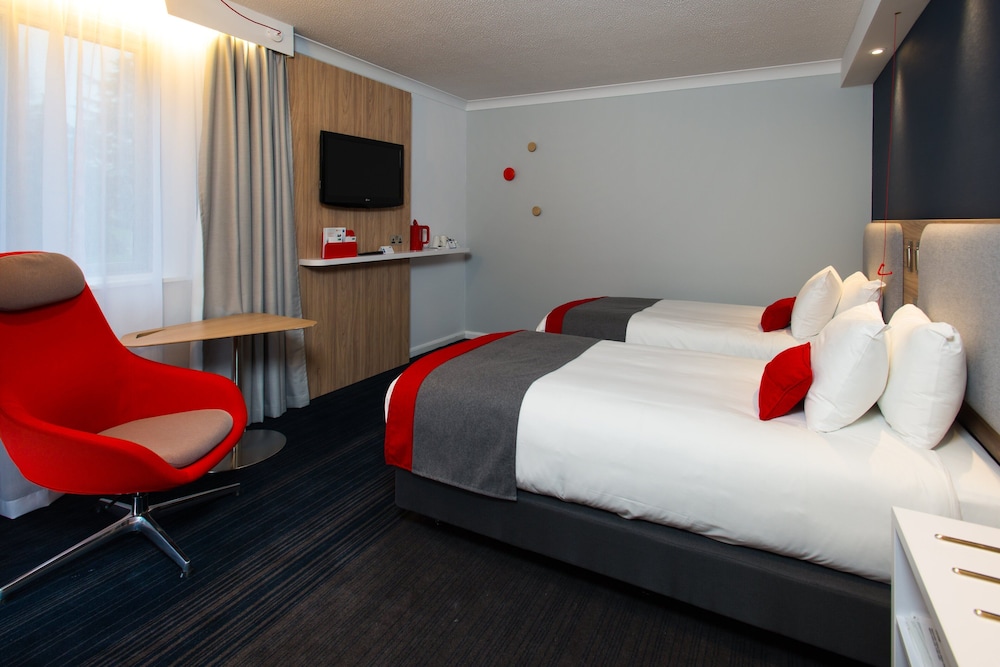 Holiday Inn Express London - Luton Airport 15