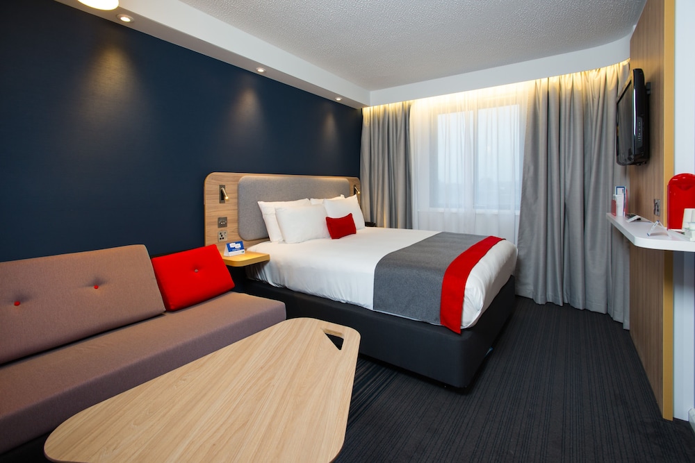 Holiday Inn Express London - Luton Airport 14