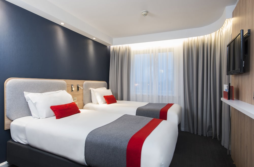 Holiday Inn Express London - Luton Airport 5