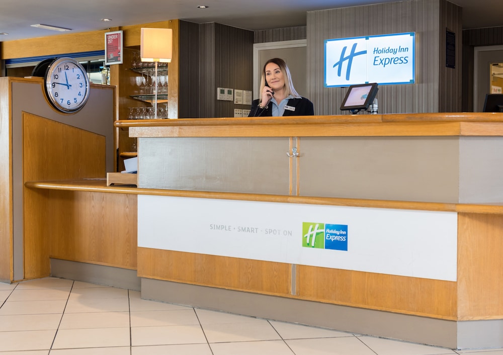 Holiday Inn Express London - Luton Airport 2