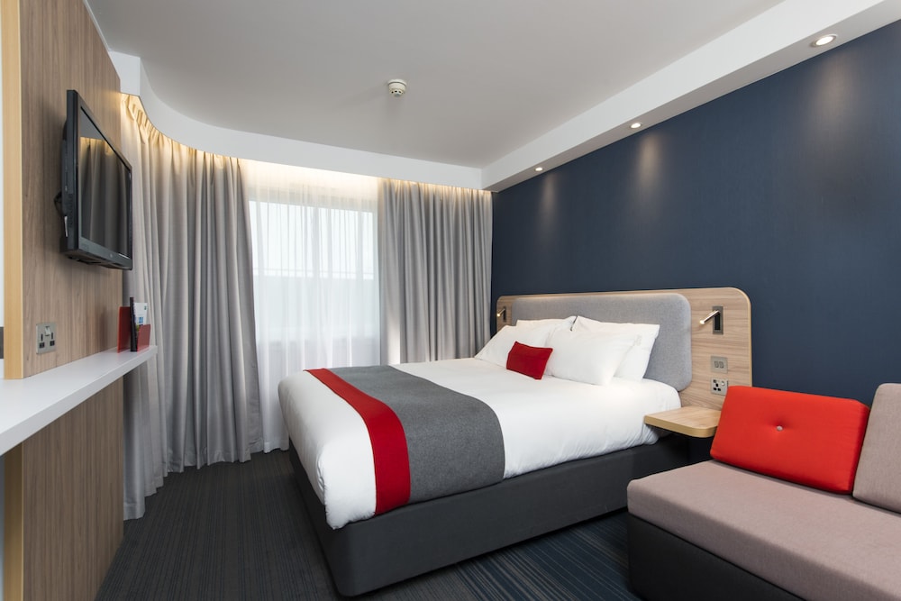 Holiday Inn Express London - Luton Airport 12