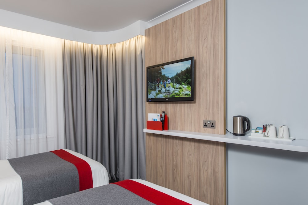 Holiday Inn Express London - Luton Airport 10