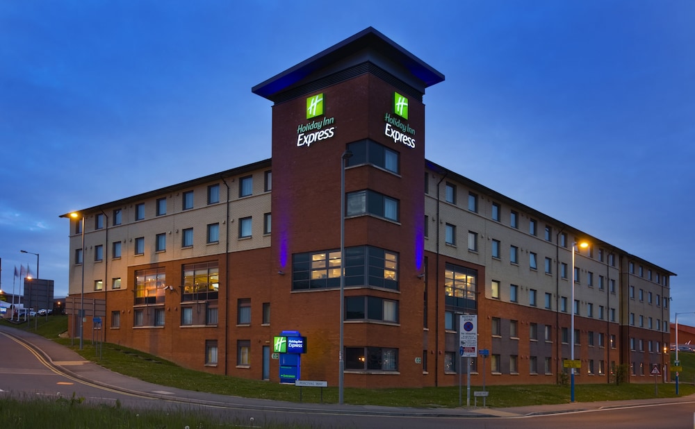 Holiday Inn Express London - Luton Airport 1