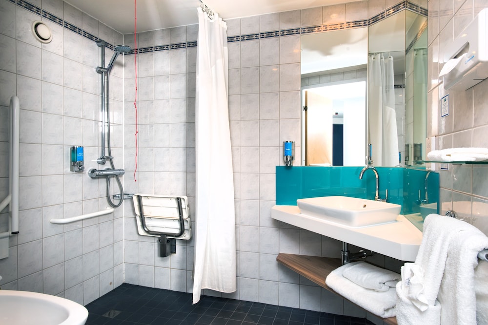 Holiday Inn Express London - Luton Airport 18