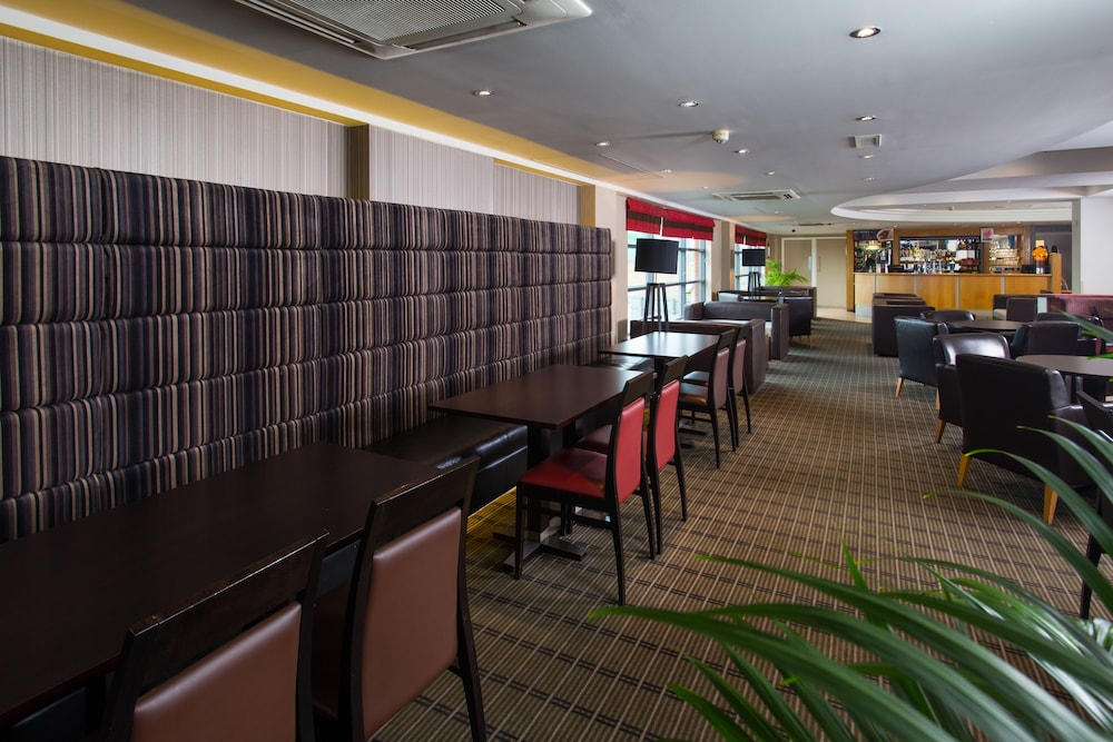 Holiday Inn Express London - Luton Airport 23